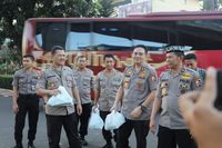 Rangkul Warga, Polri Bagikan Takjil dan Nasi Kotak ke Pengendara di Jaksel - detikNews
