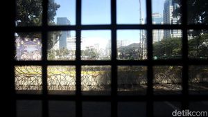 Kawat Berduri Tutup Jalan Merdeka Barat