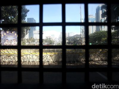 Kawat Berduri Tutup Jalan Merdeka Barat