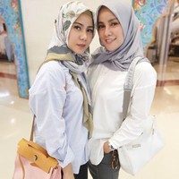 Olla Ramlan mengikuti jejaknya adiknya, Cynthia Ramlan untuk berhijab. Keputusannya disambut baik oleh banyak orang, termasuk para fans dan rekan artis seperti Fitri Tropica, Kartika Putri, hingga Fairuz Arafiq. Foto: Instagram/OllaRamlanAufar