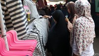 Tidak hanya untuk pribadi, banyak warga yang membeli barang di sini untuk dijual kembali.