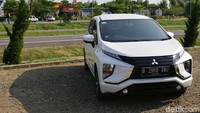 Kemacetan ini diperparah dengan banyaknya truk ekspedisi dan truk tronton yang berseliweran. Untuk mengakalinya Xpander yang kami tumpangi sesekali diajak menyisir bahu jalan untuk mendapatkan ruang.