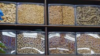 Camilan kering seperti olahan kacang mete, pisang, stik kacang hingga samosa juga bisa Anda beli per setengah kilogram atau pun kilo an. Foto: dokdetikFood/Dewi Anggraini
