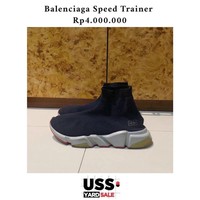 Sepatu yang banyak dipakai para fashionista dan selebriti ini ditawarkan dengan harga Rp 4 jutaan di USS Yard Sale Senayan City. Foto: Instagram