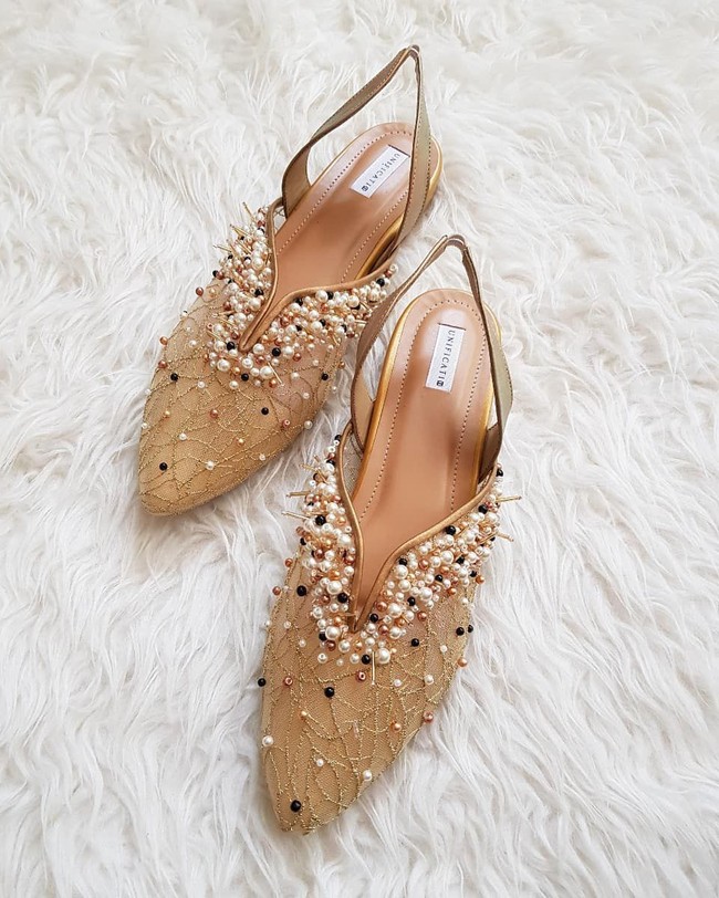Ingin sepatu sandal yang lebih cantik dan mewah untuk Hari Raya atau silahturahmi Lebaran? Opsi-opsi dari merek Unificatio dapat dipertimbangkan. Jassy warna gold berikut berikut juga dapat menyempurnakan penampilan elegan saat pesta. Foto: Instagram