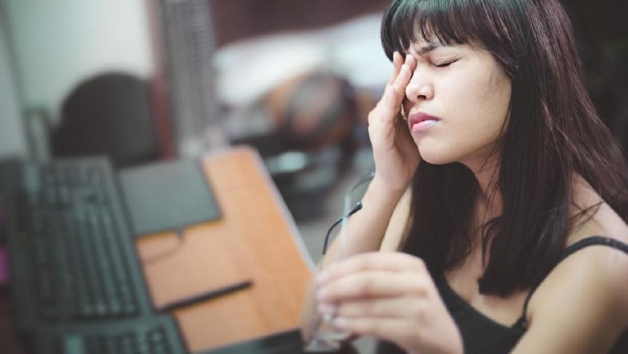Tak semua orang nyaman pakai kacamata (Foto: iStock) Tak semua orang nyaman pakai kacamata (Foto: iStock)