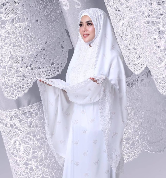 Mukena Syahrini itu memiliki desain simple dengan aksen lace yang manis di bagian dahi. Berbeda dengan mukena pada umumnya, tali kepala ada di bagian dalam sehignga tidak mudah jatuh saat salat. Syahrini mengungkap, mukena ini menggunakan bahan spesial yang eksklusif dibuat untuk dirinya dan tidak akan ditemukan pada produk lain. Foto: Instagram/FatimahSyahrini