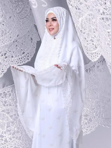 Mukena Fatimah Syahrini.