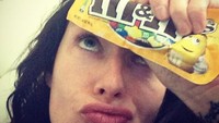 Terungkap! Ternyata Headey doyan juga makanan manis. Salah satunya cokelat permen enak. Foto: Instagram@iamlenaheadey
