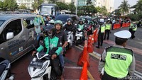 Walaupun jalan ke arah gedung Bawaslu masih ditutup.
