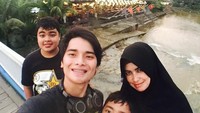 Masih bersama keluarganya, kali ini mereka memilih sebuah restoran tradisional yang ada di wilayah Sentul, Bogor. Jarang2 makan bareng keluarga, tulis Ameer seraya menulis tagar senang. Foto: Instagram ameer_azzikra