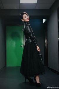 Tampil di Publik Pakai Kaus Kaki di Kepala, Aktris Ini Bikin Heboh