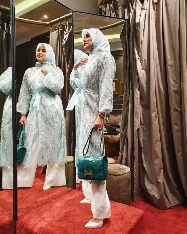 “Aaah seneng banget akhirnya yg selalu ku doakan....cantik banget..semoga Istiqomah,” tulis akun Instagram bernama Istianahies. Sejumlah selebriti seperti Ussy Pratama, Ayu Dewi, Zaskia Sungkar, Carissa Putri, hingga Dian Ayu mendoakan Olla Ramlan agar istiqomah.  Foto: Instagram/OllaRamlanAufar