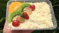 Salad buah juga cocok jadi bingkisan atau hantaran. Dijamin bikin siapapun yang menerimanya senang karena ada limpahan parutan keju cheddar. Foto: Instagram buy_salad