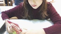 Saat menunggu pesanan tiba, Brisia sengaja melakukan sesi foto. Sambil melihat nomor meja, ia justru terlihat seperti orang yang sedang galau, ya! Foto: Instagram brisiajodie96