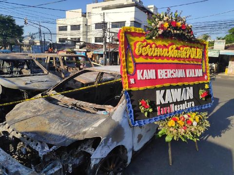 Karangan bunga di asrama Polri Petamburan