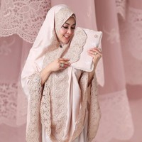 Syahrini kembali membuat netizen terpana saat meluncurkan koleksi mukena dengan logo berlapis emas 24 karat. Koleksi mukena di bawah label Fatimah Syahrini itu dirilis menjelang Lebaran 2019. Foto: Instagram/FatimahSyahrini