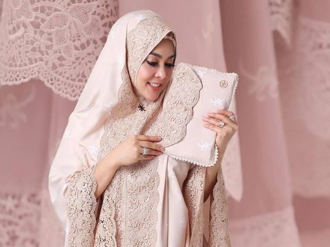Harganya Rp 3,5 Jutaan, Lebih dari 5.000 Potong Mukena Syahrini Sold Out