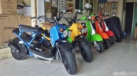 Calon pembeli biasanya meminta foto-foto Vespa yang dijual di showroom lewat Whatsapp. Foto: Aji Kusuma