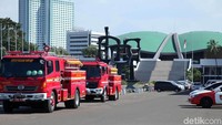Dua buah mobil pemadam kebakaran juga nampak terparkir di sekitar gedung MPR/DPR, Senayan, Jakarta.