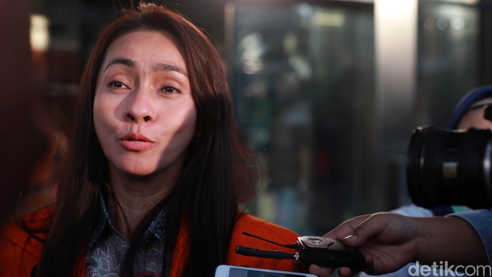 Bupati nonaktif Talaud, Sri Wahyumi Maria tersenyum lepas saat meninggalkan gedung KPK, Jumat (24/5/2019) usa menjalani pemeriksaan . Sri Wahyumi Maria Manalip menjalani pemeriksaan sebagai tersangka terkait kasus dugaan suap pengadaan barang atau jasa di Kabupaten Kepulauan Talaud Tahun Anggaran 2019.