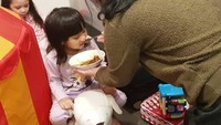 Piring ke 2 disuapin nana.. love u nana.. 😍😍😍, tulis Nicky di keterangan foto Ellyna. Kira-kira ia makan apa ya? Foto: Instagram ellynatirta