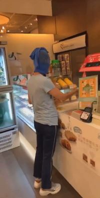 Tampil di Publik Pakai Kaus Kaki di Kepala, Aktris Ini Bikin Heboh