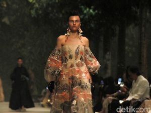 Tersesat di Taman Busana nan Cantik Koleksi Biyan Wanaatmadja
