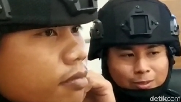 Anggota Brimob dituduh dari China.