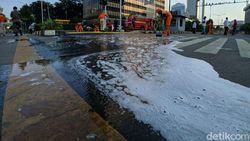PPSU dan Damkar Gotong Royong Bersihkan Jalan di Depan Bawaslu Pagi Ini PPSU dan Damkar Gotong Royong Bersihkan Jalan di Depan Bawaslu Pagi Ini
