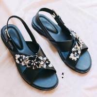 Mencari sandal sepatu berbunga dengan warna dan detail lebih simpel? Naomi seharga Rp 448 ribu dari brand lokal Kavvi Shoes ini cocok pula untuk dikenakan mudik. Apalagi warnanya netral dan gelap yang membuatnya semakin praktis. Foto: Instagram