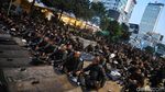 Momen Brimob Buka Puasa Bersama di Sela Amankan Bawaslu