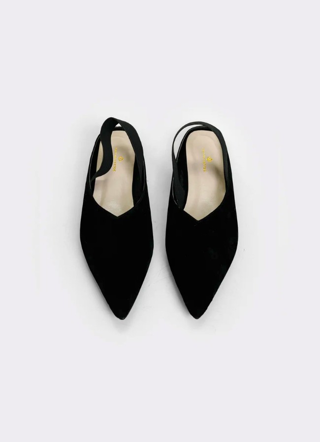 Anda yang suka dan lebih butuh sepatu sandal simpel dan berawarna gelap namun tetap terlihat cantik dikenakan, bisa melirik opsi dari merek Callie ini. Molly Shoes berikut punya bentuk V yang membuat kaki terlihat lebih jenjang. Bobobobo