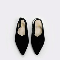 Anda yang suka dan lebih butuh sepatu sandal simpel dan berawarna gelap namun tetap terlihat cantik dikenakan, bisa melirik opsi dari merek Callie ini. Molly Shoes berikut punya bentuk V yang membuat kaki terlihat lebih jenjang. Bobobobo