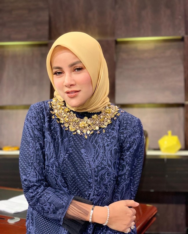 Olla Ramlan mengunggah foto bertuliskan  ’Bismillahirrahmanirrahim’ di Instagram, yang seakan menjadi momentum perubahannya. Sejak saat itu, ia tidak pernah mengunggah foto tanpa hijab.Foto: Instagram/OllaRamlanAufar