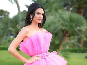 Kendall Jenner dan Jennifer Lopez Pakai Gaun Serupa, Siapa Lebih Stylish?