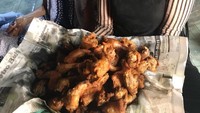 Ayam goreng ini buat Lita lapar. Ia tak sabar menyantapnya sebagai menu makan siang pilihannya. Benar-benar masakan rumah! Foto: Instagram @litapratama