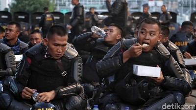 Momen Brimob Buka Puasa Bersama di Sela Amankan Bawaslu