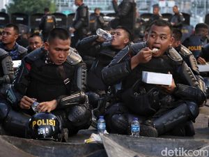 Momen Brimob Buka Puasa Bersama di Sela Amankan Bawaslu