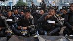 Momen Brimob Buka Puasa Bersama di Sela Amankan Bawaslu