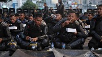 Mereka menikmati menu buka puasa bersama dengan duduk bersila di jalanan.