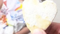 Wih, Ellyna ternyata bisa bikin cookies lho. Kali ini ia membuat baked sugar cookies bentuk hati untuk ayahnya. Foto: Instagram ellynatirta