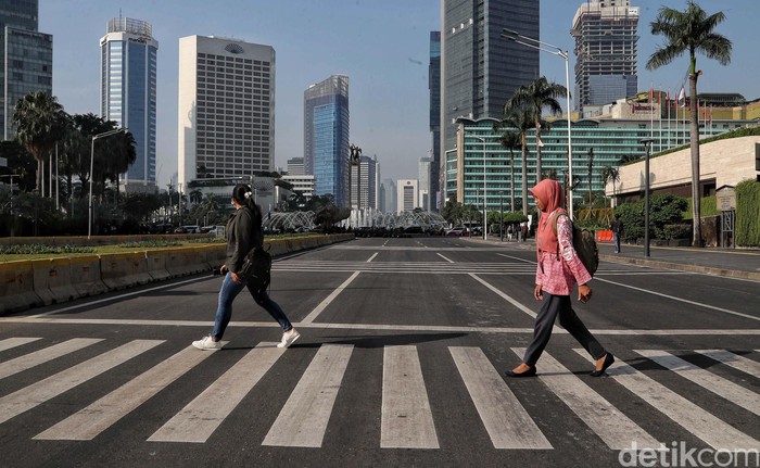 Para pekerja di kawasan Jalan MH Thamrin, Jakarta Pusat, mulai beraktivitas normal. Para pekerja kantoran ini terlihat hilir mudik.