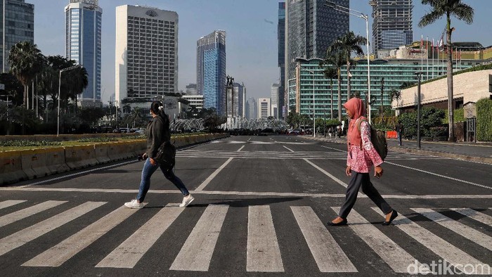 Para pekerja di kawasan Jalan MH Thamrin, Jakarta Pusat, mulai beraktivitas normal. Para pekerja kantoran ini terlihat hilir mudik.