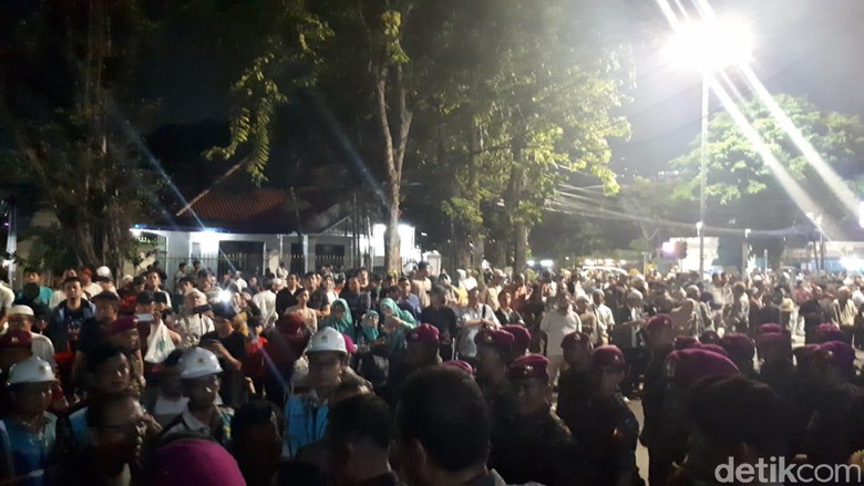 Massa Sambut Kedatangan Tim Hukum Prabowo di MK dengan Takbir Massa Sambut Kedatangan Tim Hukum Prabowo di MK dengan Takbir