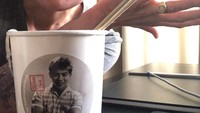 Hayo tebak, kira-kira Headey sedang mencicip apa? Di bagian cupnya terlihat tulisan China dengan foto seorang pria. Foto: Instagram@iamlenaheadey