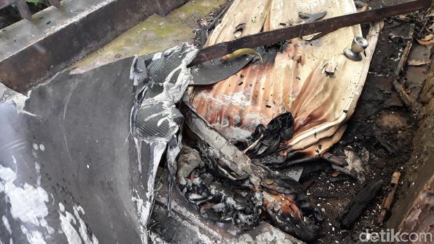 Pos Polisi Fajar Indah Solo terbakar. 