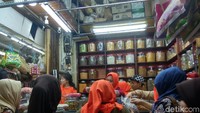 Ada banyak kue kering yang dijajakan para penjual. Tentunya kue kering klasik Lebaran seperti nastar, kastengel hingga putri salju selalu tersedia dalam jumlah yang melimpah. Foto: dokdetikFood/Dewi Anggraini