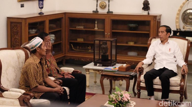 Kisah Pak Rajab: Dagangan Dibakar Massa hingga Diundang ke Istana Kisah Pak Rajab: Dagangan Dibakar Massa hingga Diundang ke Istana