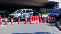 Bahkan Petugas Dishub DKI Jakarta menambah cone berwarna oranye berstiker Jasa Raharja di Jl Gatot Subroto.